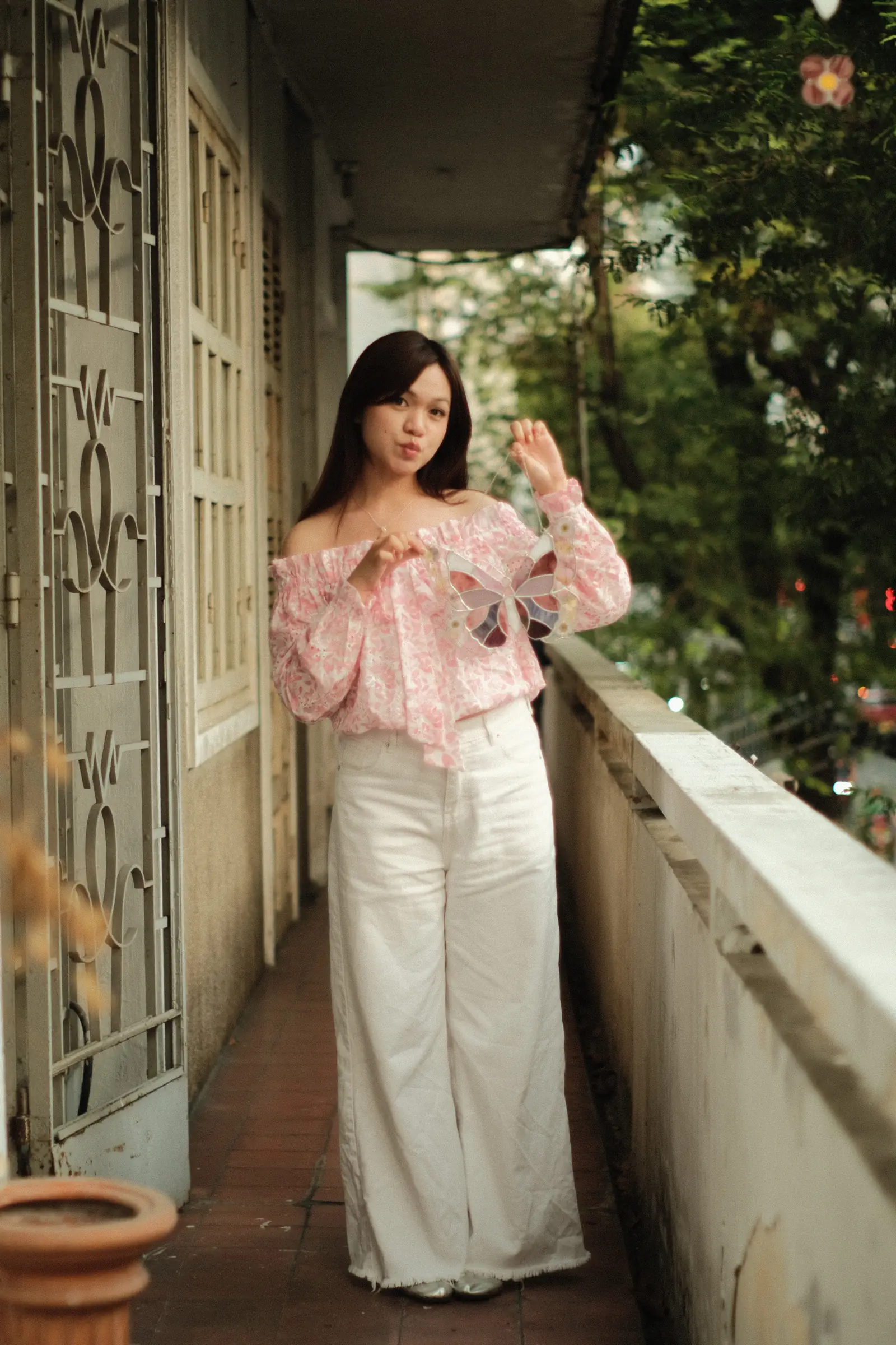 Hành lang atelier với vách trang trí và cây xanh