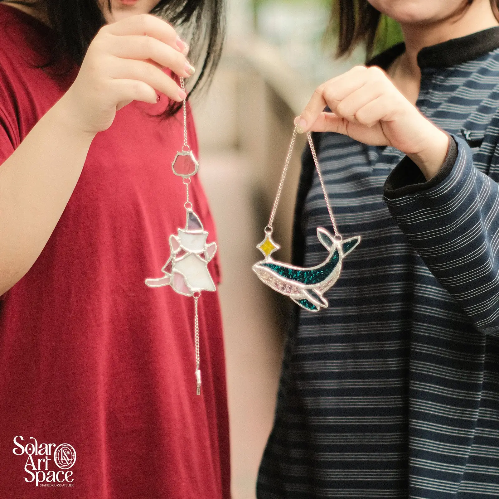 Hai học viên cầm suncatcher vừa làm xong
